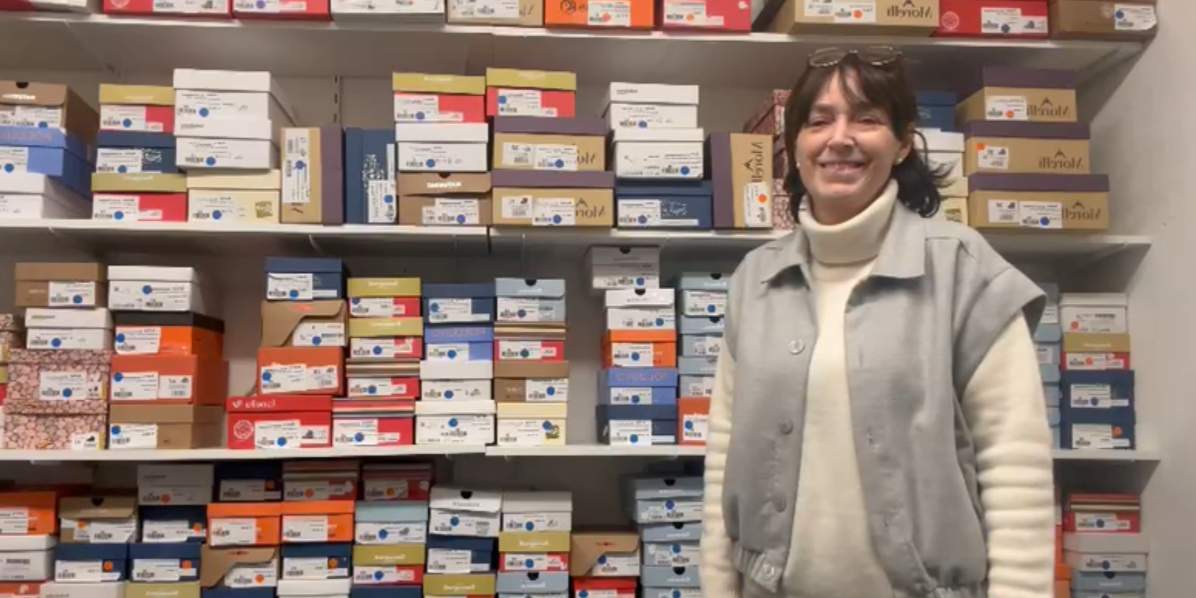 Luister naar de allerlaatste podcast van Kadee Kinderschoenen! Katrien geeft een kijkje achter de schermen, vertelt over de solden, de nieuwe communiecollectie én deelt spannend nieuws over ons nieuwe concept.