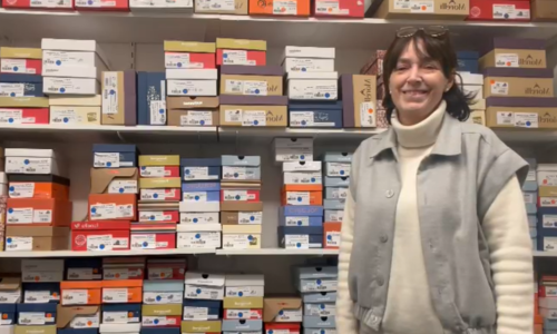 Luister naar de allerlaatste podcast van Kadee Kinderschoenen! Katrien geeft een kijkje achter de schermen, vertelt over de solden, de nieuwe communiecollectie én deelt spannend nieuws over ons nieuwe concept.