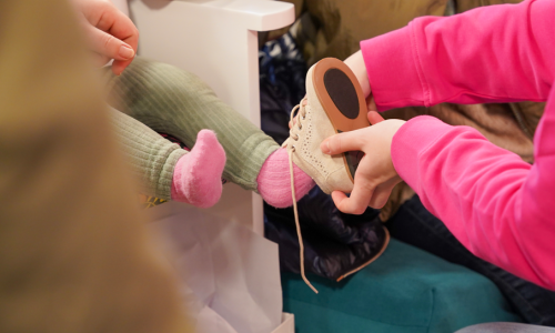 In deze blog leggen we uit waarom goed passende schoenen zo belangrijk zijn en wat de gevolgen zijn van slecht passende schoenen.